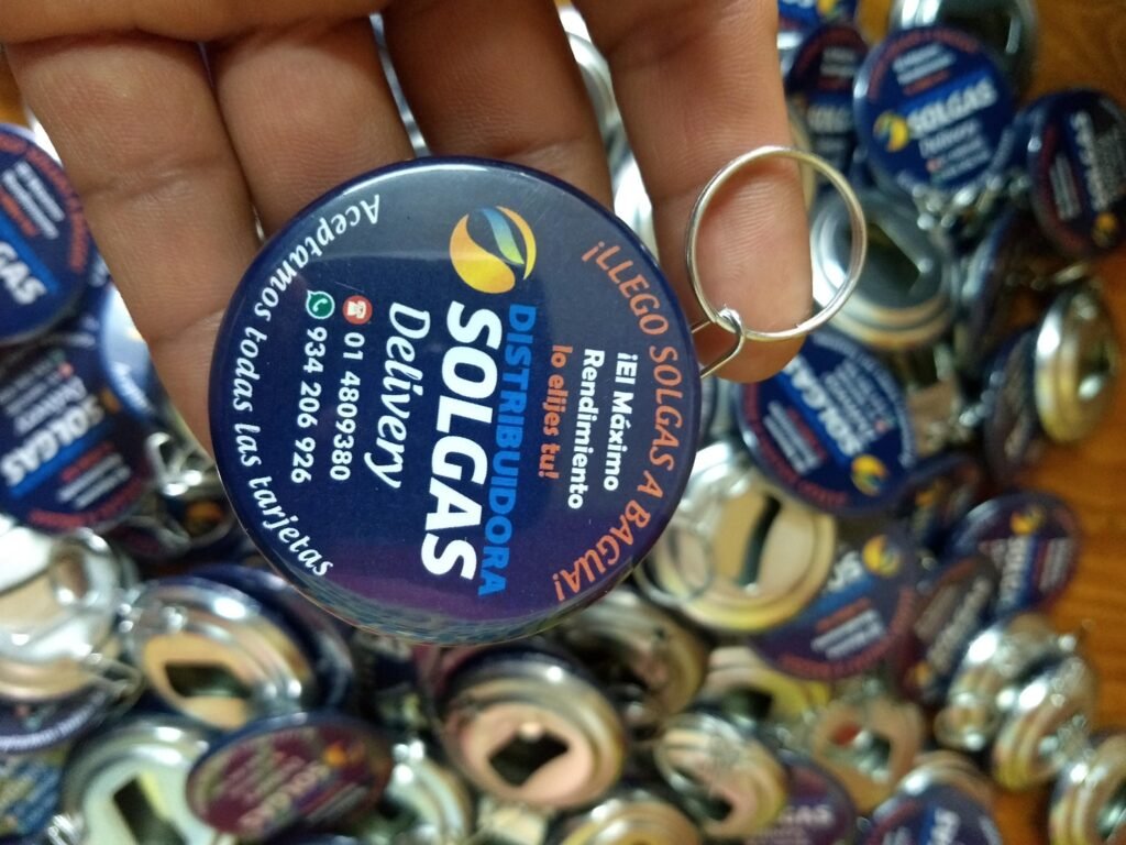 Llaveros publicitarios personalizados con destapador y logo