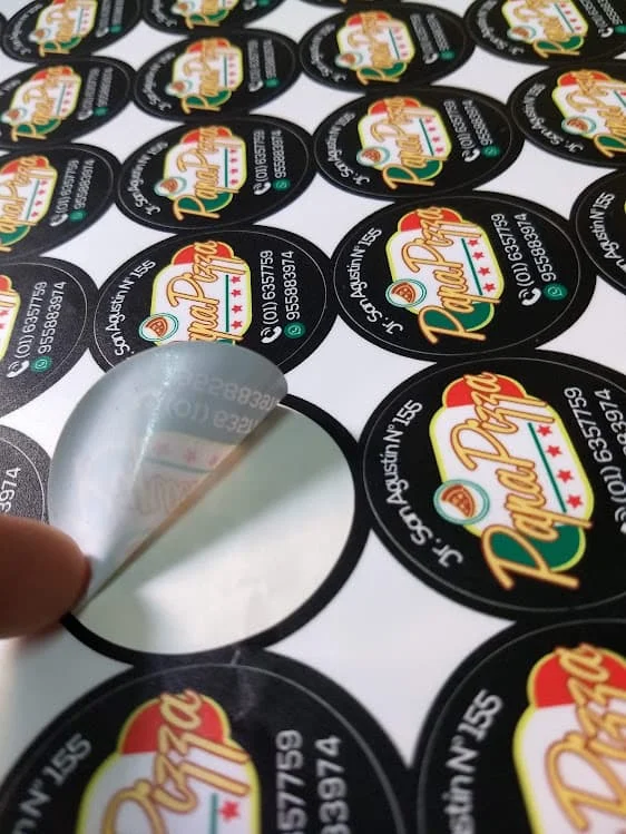 Stickers troquelados personalizados fabricados por EMDGRAF Perú